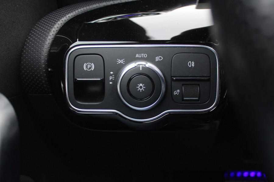 Mercedes-Benz CLA-Klasse 200 Business Solution AMG / Panoramadak / Camera / Memory seats / 18'' / Keyless / Matrix LED / Dodehoek / DAB / Stoelverwarming / Cruise Control