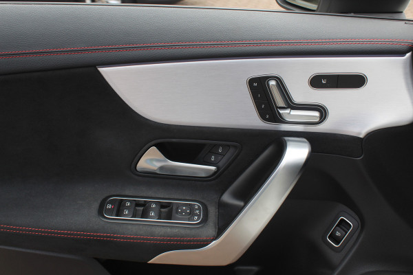 Mercedes-Benz CLA-Klasse 200 Business Solution AMG / Panoramadak / Camera / Memory seats / 18'' / Keyless / Matrix LED / Dodehoek / DAB / Stoelverwarming / Cruise Control