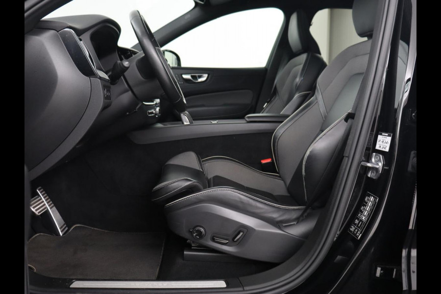 Volvo XC60 2.0 Recharge T8 AWD R Design | Panoramadak | Trekhaak | Stoel & stuurverwarming | Camera | Adaptive cruise | Harman/Kardon | Carplay | Memory | Half leder | PHEV | Plug In