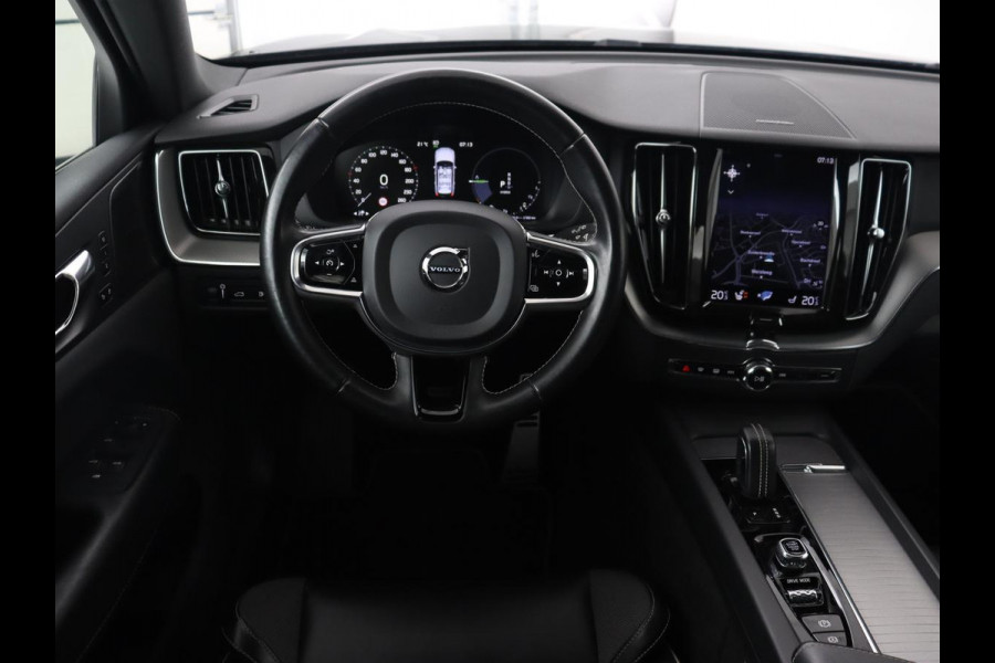 Volvo XC60 2.0 Recharge T8 AWD R Design | Panoramadak | Trekhaak | Stoel & stuurverwarming | Camera | Adaptive cruise | Harman/Kardon | Carplay | Memory | Half leder | PHEV | Plug In