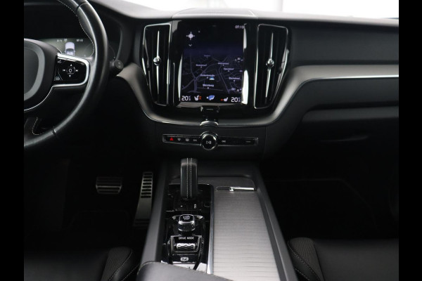 Volvo XC60 2.0 Recharge T8 AWD R Design | Panoramadak | Trekhaak | Stoel & stuurverwarming | Camera | Adaptive cruise | Harman/Kardon | Carplay | Memory | Half leder | PHEV | Plug In