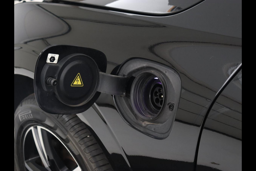 Volvo XC60 2.0 Recharge T8 AWD R Design | Panoramadak | Trekhaak | Stoel & stuurverwarming | Camera | Adaptive cruise | Harman/Kardon | Carplay | Memory | Half leder | PHEV | Plug In