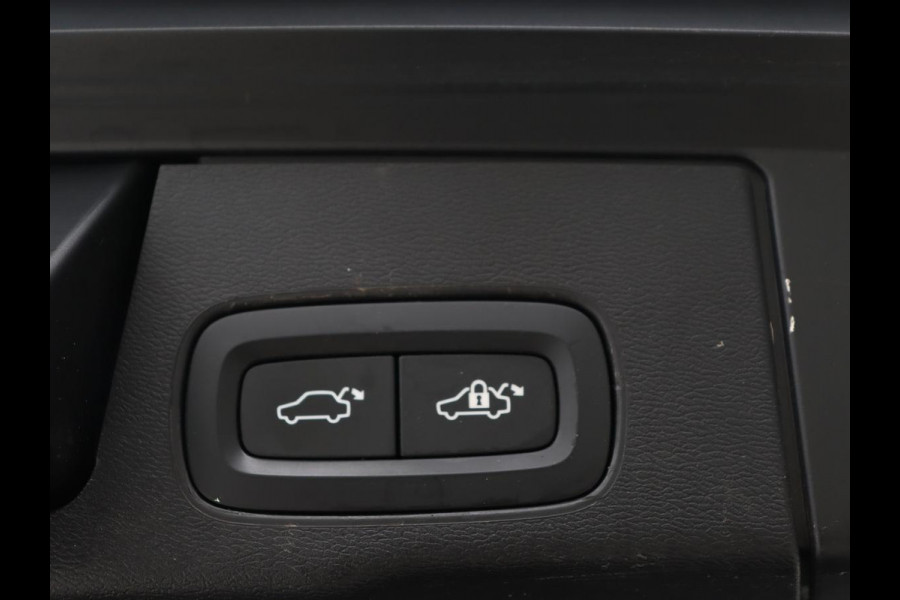 Volvo XC60 2.0 Recharge T8 AWD R Design | Panoramadak | Trekhaak | Stoel & stuurverwarming | Camera | Adaptive cruise | Harman/Kardon | Carplay | Memory | Half leder | PHEV | Plug In