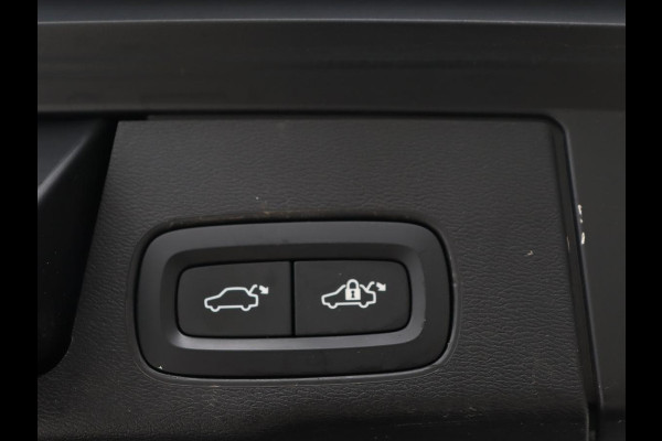 Volvo XC60 2.0 Recharge T8 AWD R Design | Panoramadak | Trekhaak | Stoel & stuurverwarming | Camera | Adaptive cruise | Harman/Kardon | Carplay | Memory | Half leder | PHEV | Plug In