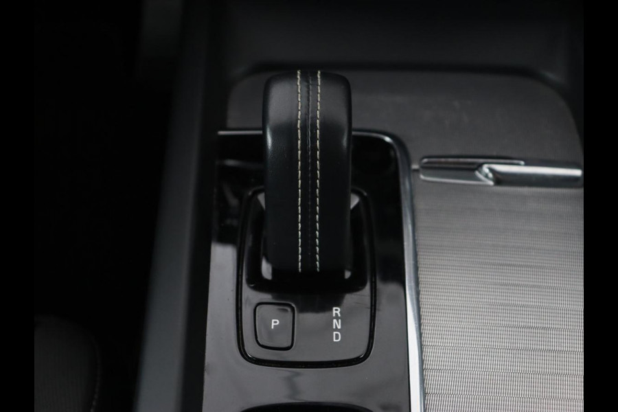 Volvo XC60 2.0 Recharge T8 AWD R Design | Panoramadak | Trekhaak | Stoel & stuurverwarming | Camera | Adaptive cruise | Harman/Kardon | Carplay | Memory | Half leder | PHEV | Plug In