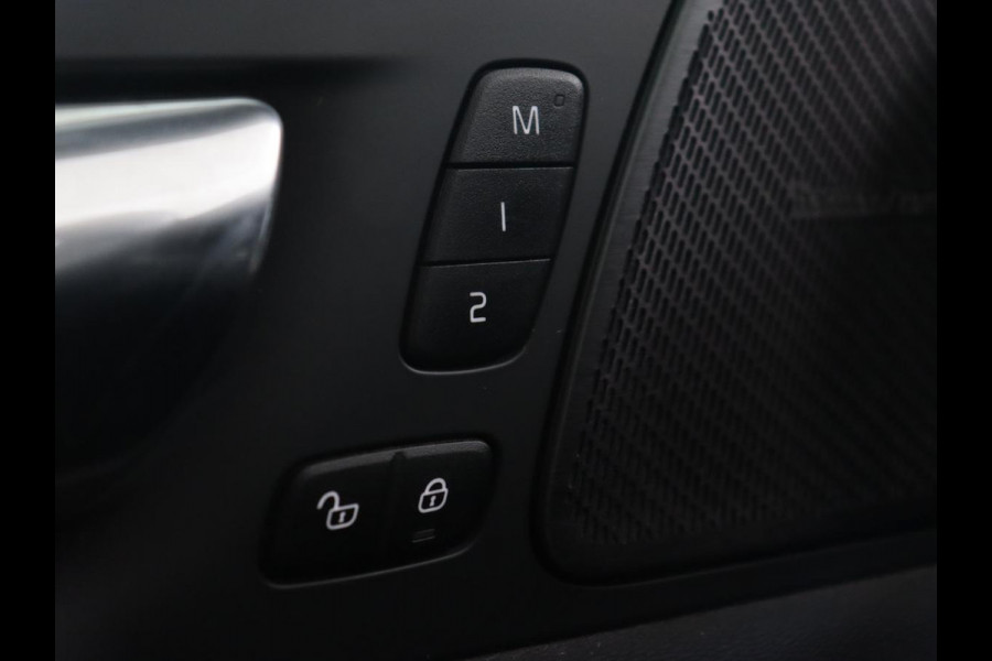 Volvo XC60 2.0 Recharge T8 AWD R Design | Panoramadak | Trekhaak | Stoel & stuurverwarming | Camera | Adaptive cruise | Harman/Kardon | Carplay | Memory | Half leder | PHEV | Plug In