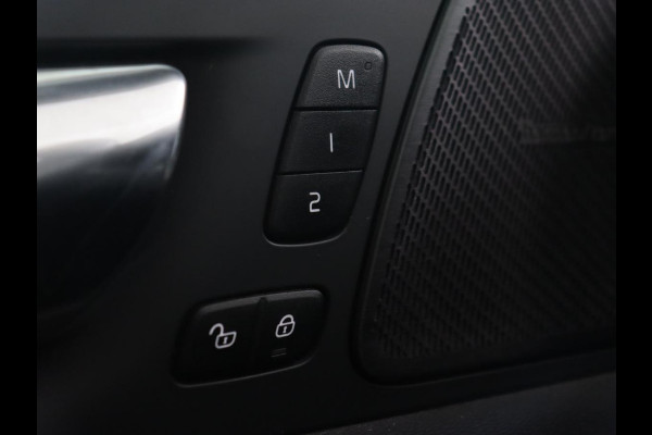 Volvo XC60 2.0 Recharge T8 AWD R Design | Panoramadak | Trekhaak | Stoel & stuurverwarming | Camera | Adaptive cruise | Harman/Kardon | Carplay | Memory | Half leder | PHEV | Plug In
