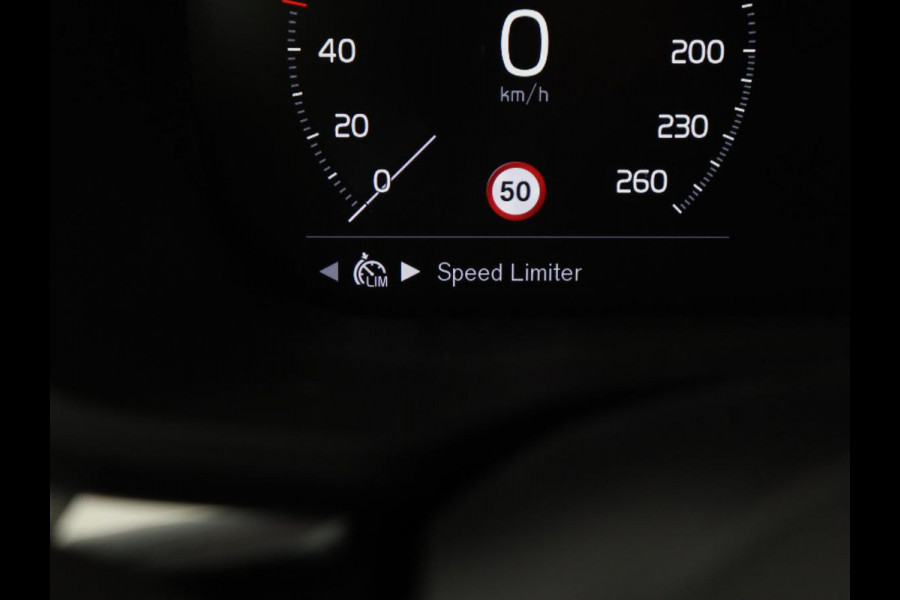 Volvo XC60 2.0 Recharge T8 AWD R Design | Panoramadak | Trekhaak | Stoel & stuurverwarming | Camera | Adaptive cruise | Harman/Kardon | Carplay | Memory | Half leder | PHEV | Plug In