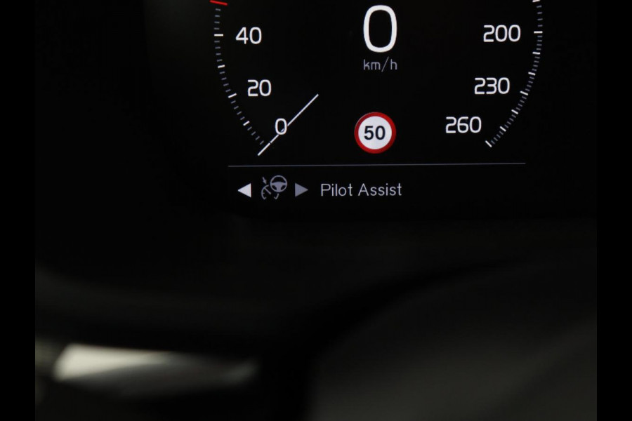 Volvo XC60 2.0 Recharge T8 AWD R Design | Panoramadak | Trekhaak | Stoel & stuurverwarming | Camera | Adaptive cruise | Harman/Kardon | Carplay | Memory | Half leder | PHEV | Plug In