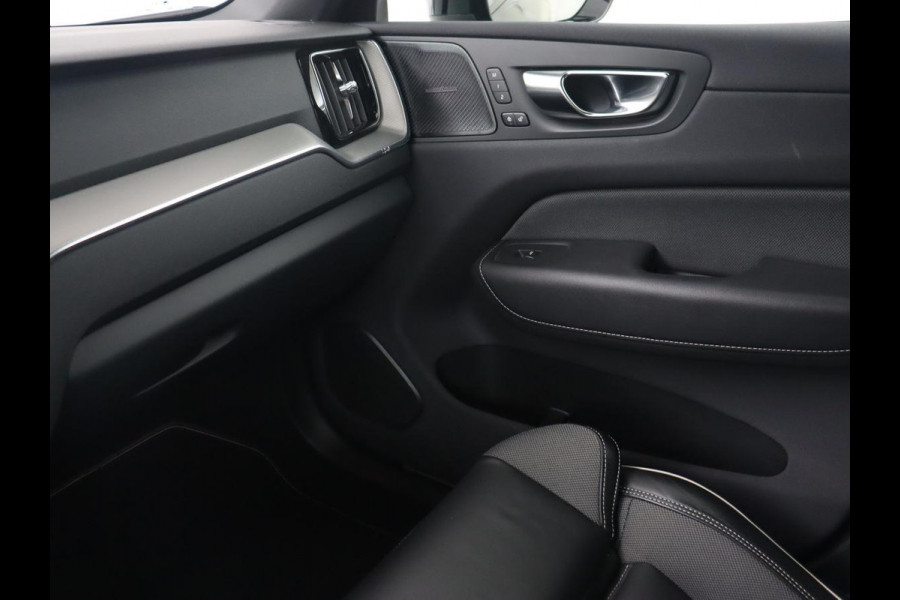 Volvo XC60 2.0 Recharge T8 AWD R Design | Panoramadak | Trekhaak | Stoel & stuurverwarming | Camera | Adaptive cruise | Harman/Kardon | Carplay | Memory | Half leder | PHEV | Plug In
