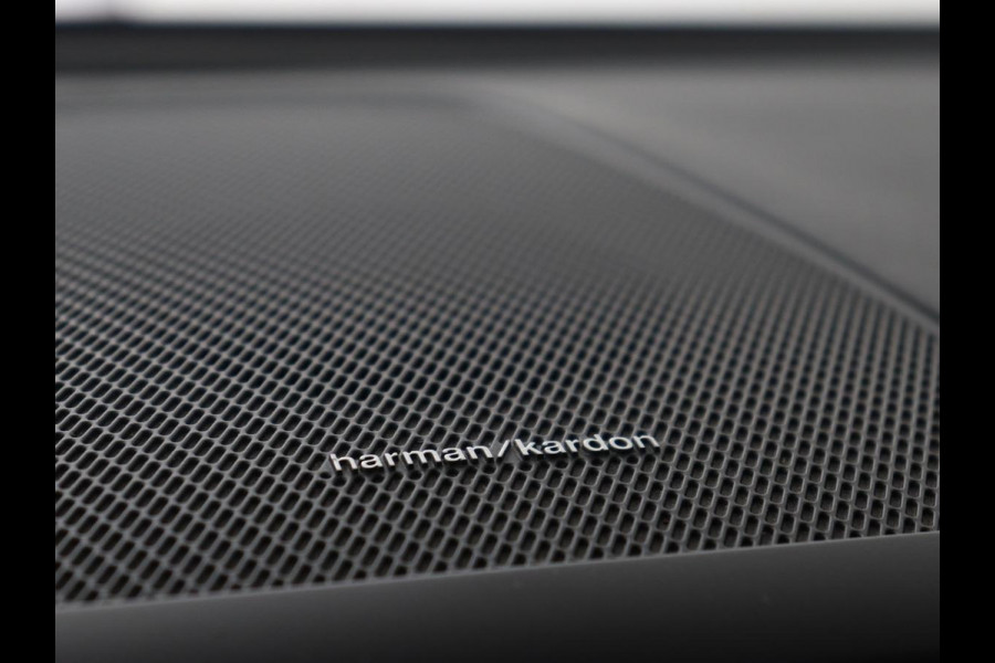 Volvo XC60 2.0 Recharge T8 AWD R Design | Panoramadak | Trekhaak | Stoel & stuurverwarming | Camera | Adaptive cruise | Harman/Kardon | Carplay | Memory | Half leder | PHEV | Plug In
