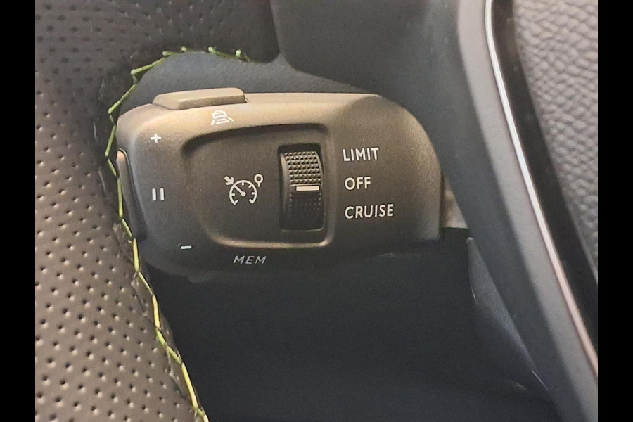 Peugeot 2008 1.2 Hybrid 145 GT Automaat | Panoramisch Schuifdak | Navigatie | 360° Camera | Stoelverwarming | Keyless Entry | Apple Carplay/Android Auto |