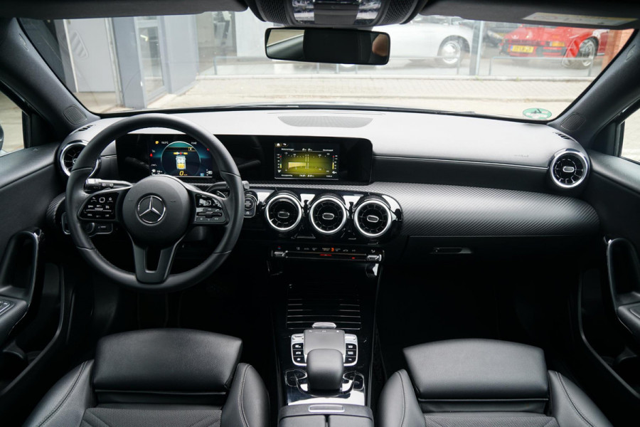 Mercedes-Benz A-Klasse 180 d AUTOMAAT + AFNEEMBARE TREKHAAK / 18'' / LED / CAMERA