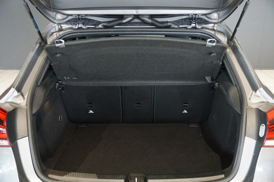 Mercedes-Benz A-Klasse 180 d AUTOMAAT + AFNEEMBARE TREKHAAK / 18'' / LED / CAMERA