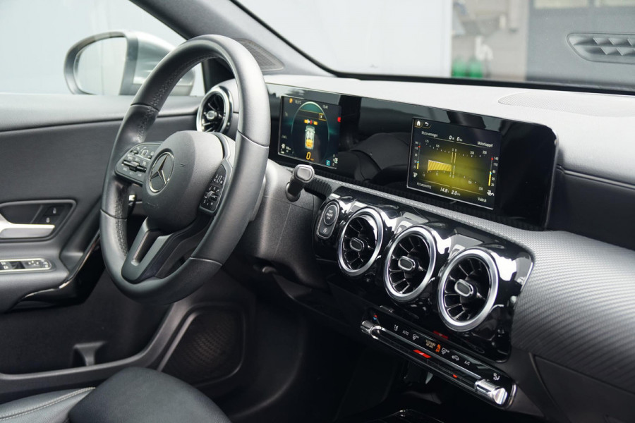 Mercedes-Benz A-Klasse 180 d AUTOMAAT + AFNEEMBARE TREKHAAK / 18'' / LED / CAMERA