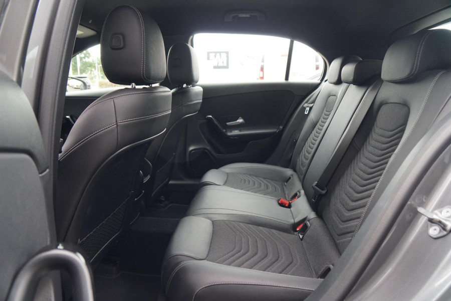 Mercedes-Benz A-Klasse 180 d AUTOMAAT + AFNEEMBARE TREKHAAK / 18'' / LED / CAMERA