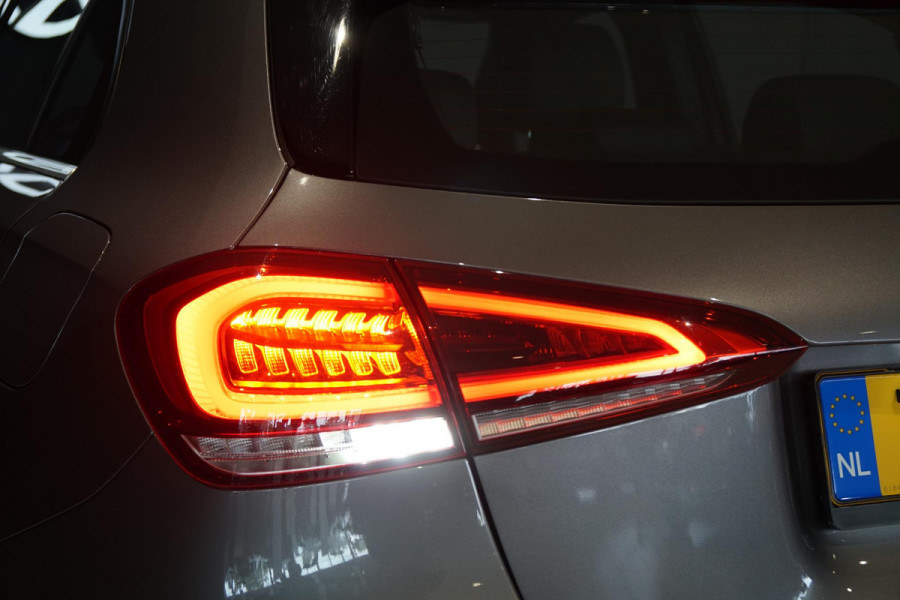 Mercedes-Benz A-Klasse 180 d AUTOMAAT + AFNEEMBARE TREKHAAK / 18'' / LED / CAMERA