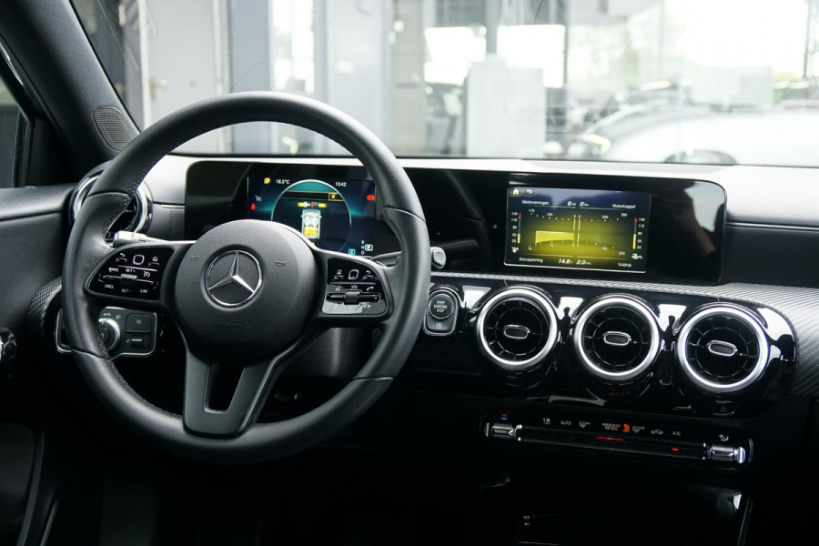 Mercedes-Benz A-Klasse 180 d AUTOMAAT + AFNEEMBARE TREKHAAK / 18'' / LED / CAMERA
