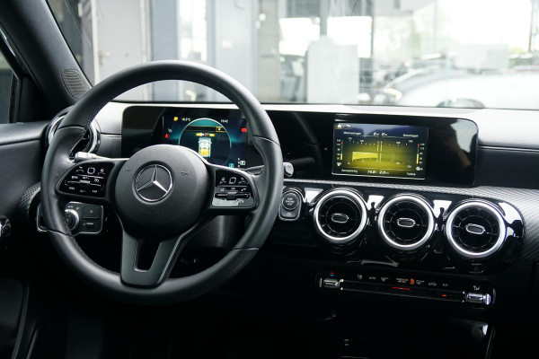 Mercedes-Benz A-Klasse 180 d AUTOMAAT + AFNEEMBARE TREKHAAK / 18'' / LED / CAMERA
