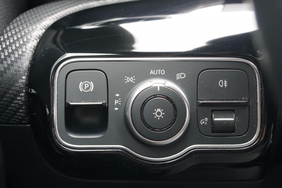 Mercedes-Benz A-Klasse 180 d AUTOMAAT + AFNEEMBARE TREKHAAK / 18'' / LED / CAMERA