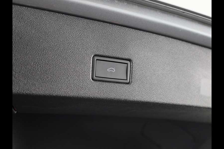 Volkswagen T-Roc 1.0 TSI R-Line Business 110 pk | Verlengde garantie | Navigatie | Parkeersensoren (Park assist) | Achteruitrijcamera | Adaptieve cruise control | R-Line |