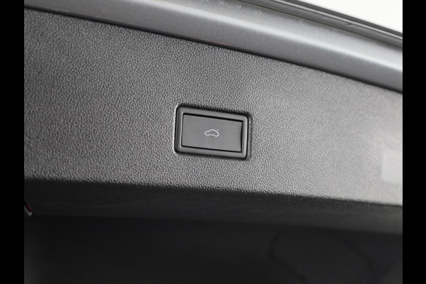 Volkswagen T-Roc 1.0 TSI R-Line Business 110 pk | Verlengde garantie | Navigatie | Parkeersensoren (Park assist) | Achteruitrijcamera | Adaptieve cruise control | R-Line |