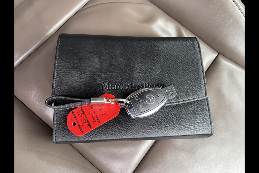 Mercedes-Benz V-Klasse 300d 237pk Extra Lang DC 5 persoons Avantgarde Edition / vaste prijs rijklaar € 52.950 ex btw / lease vanaf € 864 / AMG / burmester / leer / camera / originele Nedelandse bus !