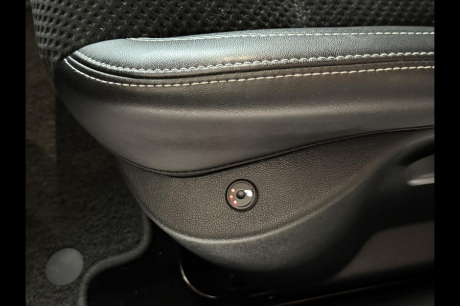 Renault Clio 0.9 TCe Intens Climate control Cruise control Bekleding half leer/half stof Parkeersensoren v/a plus camera