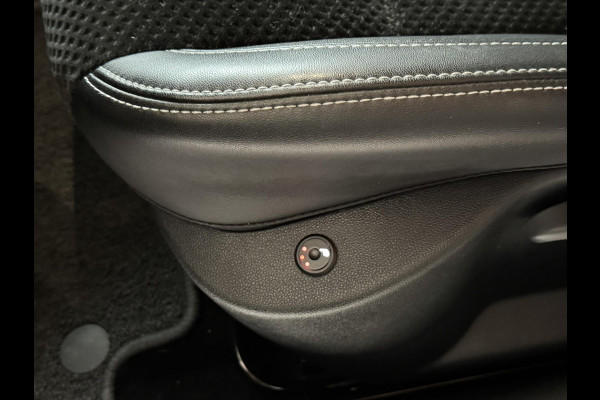 Renault Clio 0.9 TCe Intens Climate control Cruise control Bekleding half leer/half stof Parkeersensoren v/a plus camera