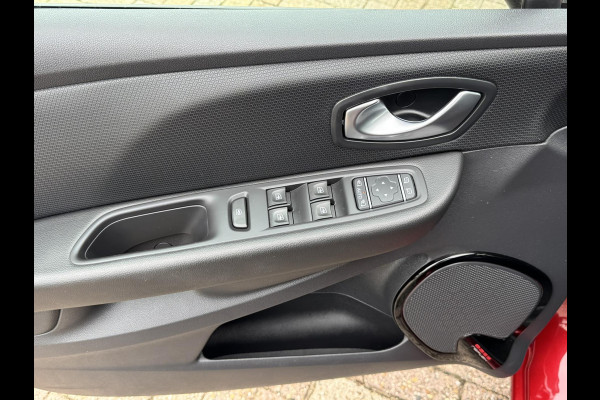 Renault Clio 0.9 TCe Intens Climate control Cruise control Bekleding half leer/half stof Parkeersensoren v/a plus camera