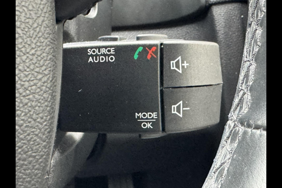 Renault Clio 0.9 TCe Intens Climate control Cruise control Bekleding half leer/half stof Parkeersensoren v/a plus camera
