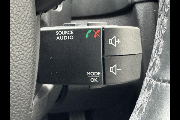 Renault Clio 0.9 TCe Intens Climate control Cruise control Bekleding half leer/half stof Parkeersensoren v/a plus camera