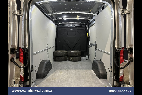 Ford Transit 2.0 TDCI 131pk L2H2 Euro6 Airco | Camera | Navigatie | Apple Carplay | Android Auto LED, Cruiscontrol, Verwarmde Voorruit, Bijrijdersbank, Parkeersensoren, 2550kg trekvermogen