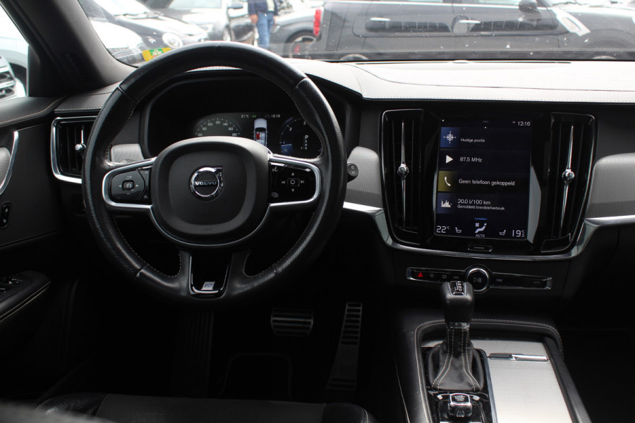 Volvo V90 2.0 D3 R-Design / Trekhaak / Panoramadak / Camera / Head-up / Leder / 19'' / Standverwarming / Dodehoek / Stuur+Stoelverwarming / Elektr. achterklep / ACC