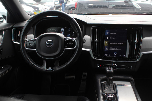 Volvo V90 2.0 D3 R-Design / Trekhaak / Panoramadak / Camera / Head-up / Leder / 19'' / Standverwarming / Dodehoek / Stuur+Stoelverwarming / Elektr. achterklep / ACC