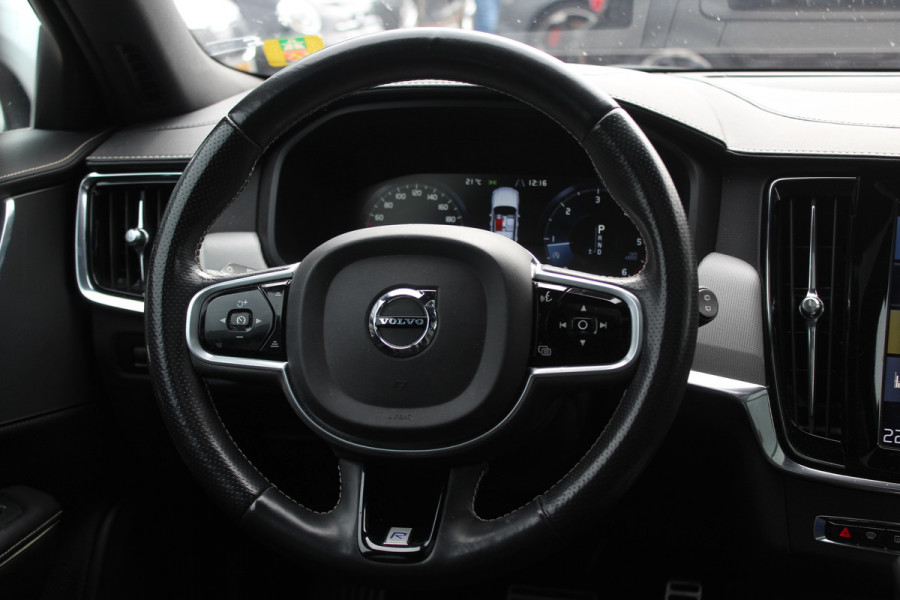 Volvo V90 2.0 D3 R-Design / Trekhaak / Panoramadak / Camera / Head-up / Leder / 19'' / Standverwarming / Dodehoek / Stuur+Stoelverwarming / Elektr. achterklep / ACC