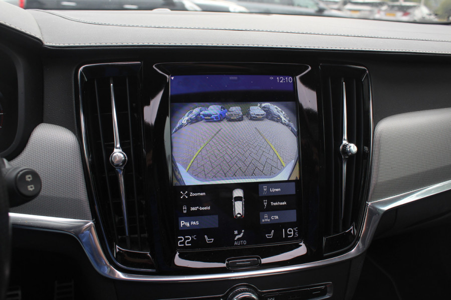 Volvo V90 2.0 D3 R-Design / Trekhaak / Panoramadak / Camera / Head-up / Leder / 19'' / Standverwarming / Dodehoek / Stuur+Stoelverwarming / Elektr. achterklep / ACC