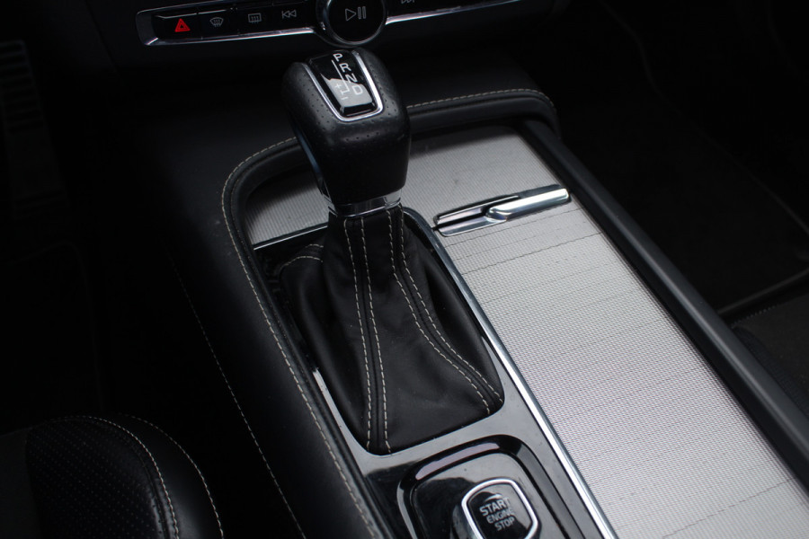 Volvo V90 2.0 D3 R-Design / Trekhaak / Panoramadak / Camera / Head-up / Leder / 19'' / Standverwarming / Dodehoek / Stuur+Stoelverwarming / Elektr. achterklep / ACC