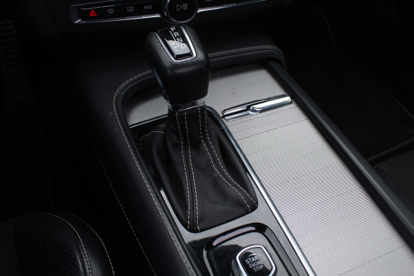 Volvo V90 2.0 D3 R-Design / Trekhaak / Panoramadak / Camera / Head-up / Leder / 19'' / Standverwarming / Dodehoek / Stuur+Stoelverwarming / Elektr. achterklep / ACC