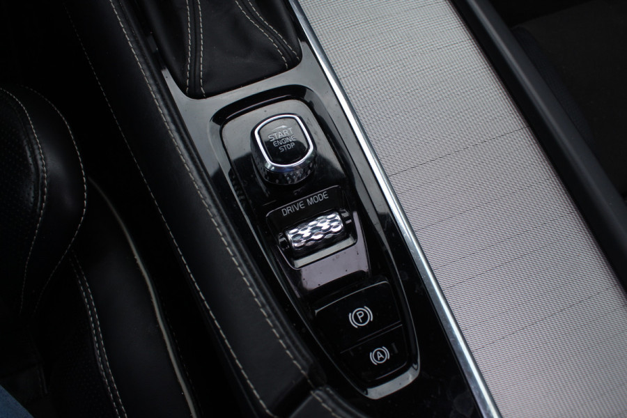 Volvo V90 2.0 D3 R-Design / Trekhaak / Panoramadak / Camera / Head-up / Leder / 19'' / Standverwarming / Dodehoek / Stuur+Stoelverwarming / Elektr. achterklep / ACC