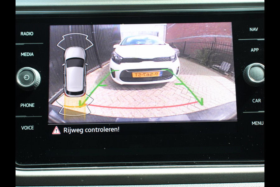 Volkswagen T-Roc 1.5 TSI 150pk Automaat Style | Navigatie | Climate Control | Adaptieve Cruise Control | Electrisch bedienbare achterklep | Camera | Parkeersensoren Voor en Achter | Verwarmbare voorstoelen