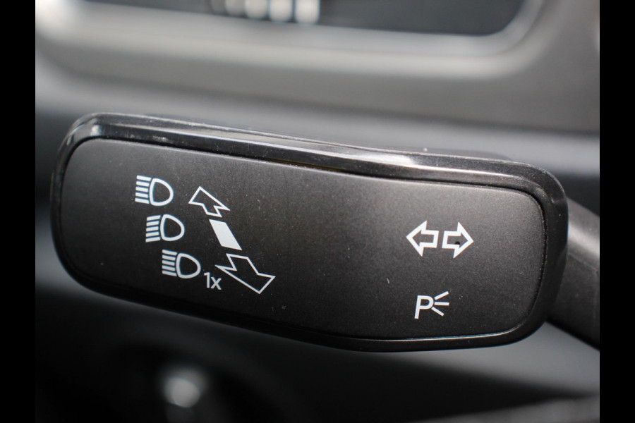 Volkswagen T-Roc 1.5 TSI 150pk Automaat Style | Navigatie | Climate Control | Adaptieve Cruise Control | Electrisch bedienbare achterklep | Camera | Parkeersensoren Voor en Achter | Verwarmbare voorstoelen