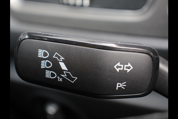 Volkswagen T-Roc 1.5 TSI 150pk Automaat Style | Navigatie | Climate Control | Adaptieve Cruise Control | Electrisch bedienbare achterklep | Camera | Parkeersensoren Voor en Achter | Verwarmbare voorstoelen