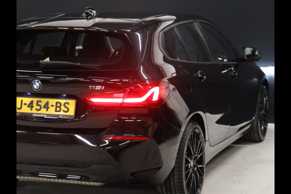 BMW 1-serie 118i Executive Edition [PDC V+A, APPLE CARPLAY, ANDROID AUTO, CRUISE CONTROL, NAVIGATIE, AUTOMATISCHE AIRCO, LED, NIEUWSTAAT]