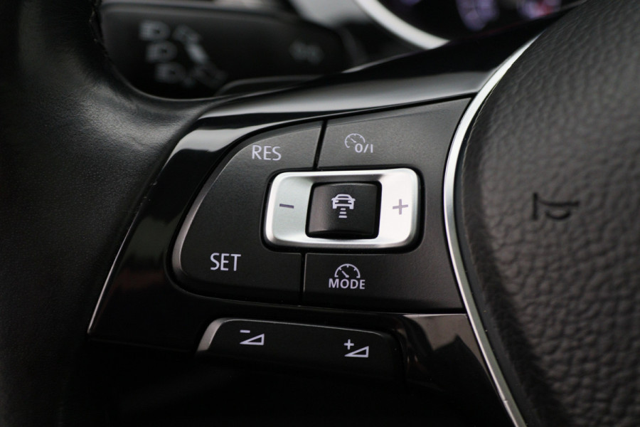 Volkswagen Touran 1.4 TSI DSG Highline Edition R 7p Panoramadak, ACC, Camera, Apple Carplay, Standkachel, Trekhaak, 18''