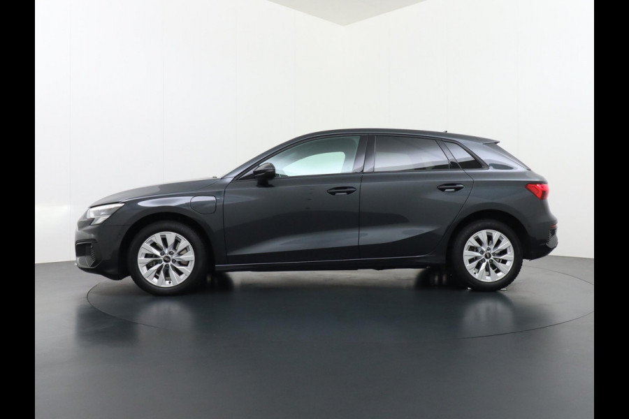 Audi A3 Sportback 40 TFSI e Edition VAN: 31.900,- VOOR 28.877,- UW HERFSTVOORDEEL: 3.023,- EURO| PLUG-IN Hybride 204 PK | Stoelverwarming | Drive Select | Navi | Apple CarPlay | Adaptive Cruise | Rijklaar geleverd met 12 mnd BOVAG garantie