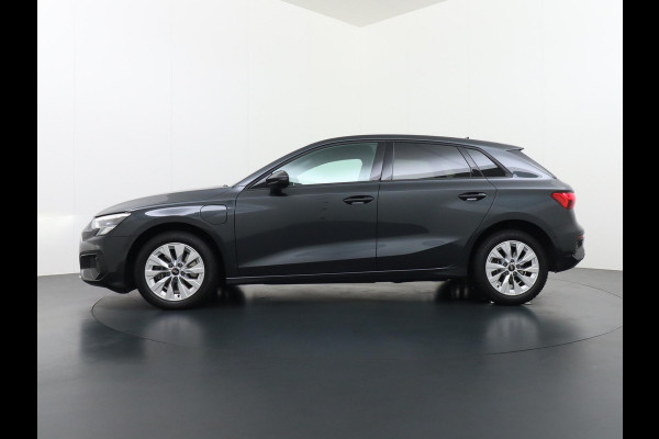 Audi A3 Sportback 40 TFSI e Edition VAN: 31.900,- VOOR 28.877,- UW HERFSTVOORDEEL: 3.023,- EURO| PLUG-IN Hybride 204 PK | Stoelverwarming | Drive Select | Navi | Apple CarPlay | Adaptive Cruise | Rijklaar geleverd met 12 mnd BOVAG garantie