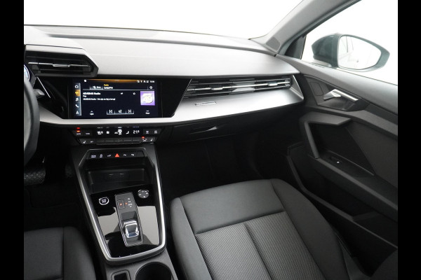 Audi A3 Sportback 40 TFSI e Edition VAN: 31.900,- VOOR 28.877,- UW HERFSTVOORDEEL: 3.023,- EURO| PLUG-IN Hybride 204 PK | Stoelverwarming | Drive Select | Navi | Apple CarPlay | Adaptive Cruise | Rijklaar geleverd met 12 mnd BOVAG garantie