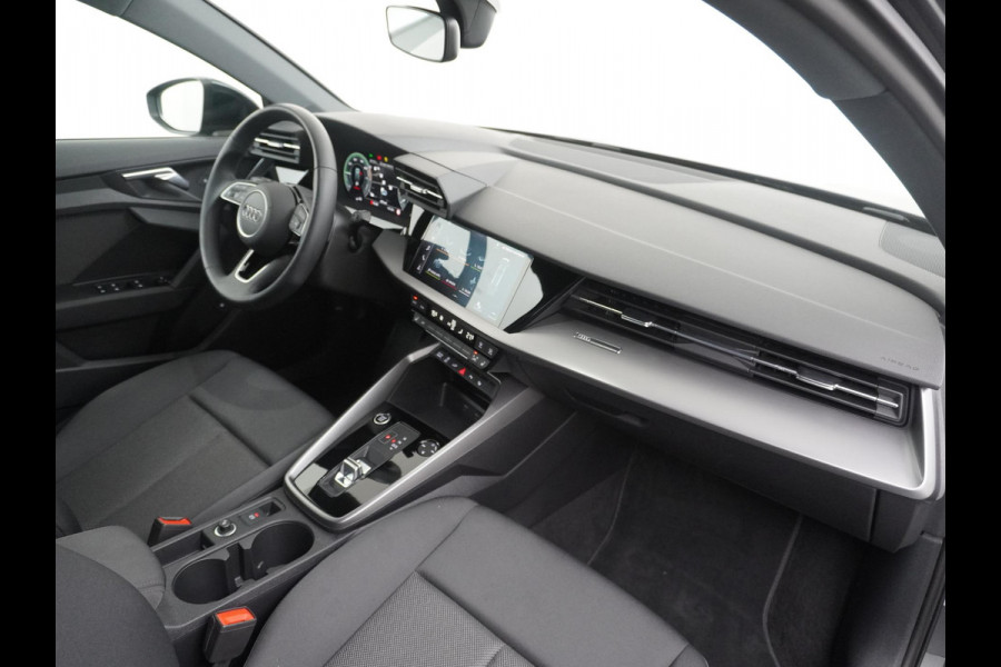 Audi A3 Sportback 40 TFSI e Edition VAN: 31.900,- VOOR 28.877,- UW HERFSTVOORDEEL: 3.023,- EURO| PLUG-IN Hybride 204 PK | Stoelverwarming | Drive Select | Navi | Apple CarPlay | Adaptive Cruise | Rijklaar geleverd met 12 mnd BOVAG garantie