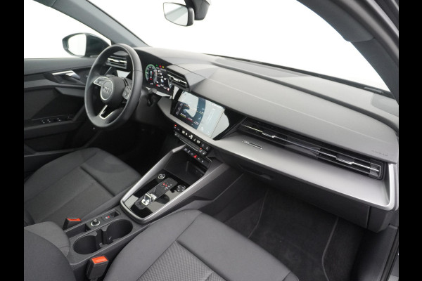 Audi A3 Sportback 40 TFSI e Edition VAN: 31.900,- VOOR 28.877,- UW HERFSTVOORDEEL: 3.023,- EURO| PLUG-IN Hybride 204 PK | Stoelverwarming | Drive Select | Navi | Apple CarPlay | Adaptive Cruise | Rijklaar geleverd met 12 mnd BOVAG garantie